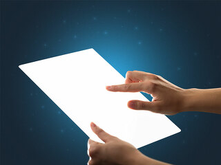 Haende-leuchtendes-Tablet-181231965-FO-ra2-studio