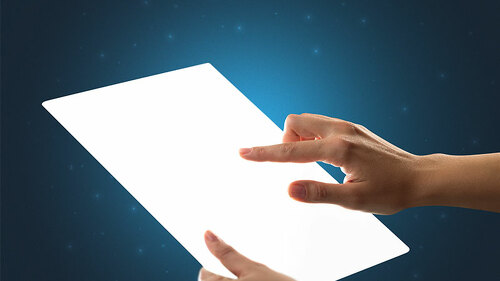 Haende-leuchtendes-Tablet-181231965-FO-ra2-studio