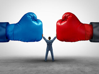 Anzugtraeger-zwischen-Boxhandschuhen-97040171-FO-freshidea