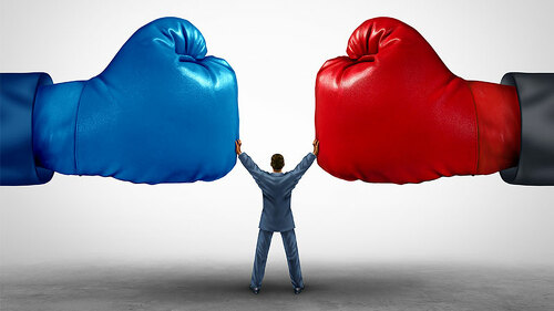 Anzugtraeger-zwischen-Boxhandschuhen-97040171-FO-freshidea