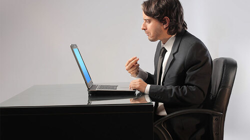 Anzugtraeger-Geste-Laptop-37198710-FO-olly