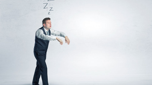 Anzugtraeger-schlafwandelt-196053481-FO-ra2-studio