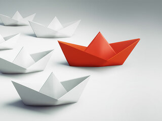 Weiße-Papierschiffe-und-rotes-Papierschiff-89064955-FO-psdesign1