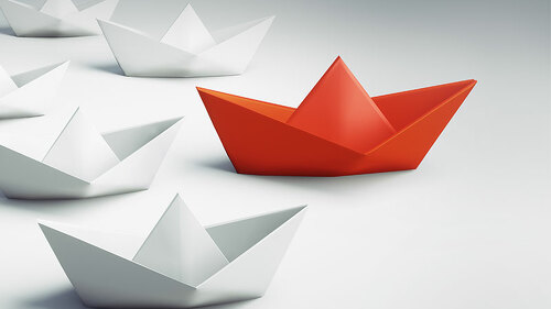 Weiße-Papierschiffe-und-rotes-Papierschiff-89064955-FO-psdesign1
