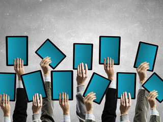 Haende-mit-Tablets-93176348-FO-Sergey-Nivens