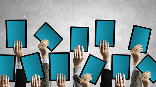 Haende-mit-Tablets-93176348-FO-Sergey-Nivens