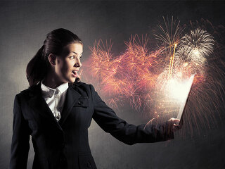 Anzugtraegerin-Tablet-Feuerwerk-112129099-FO-Sergey-Nivens