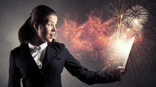 Anzugtraegerin-Tablet-Feuerwerk-112129099-FO-Sergey-Nivens