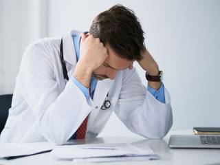 Arzt-deprimiert-150177913-FO-baranq