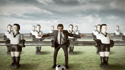 Anzugtraeger-als-Kickerfigur-48830091-FO-alphaspirit