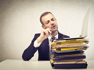 Anzugtraeger-Unterlagen-skpetisch-53688499-FO-olly