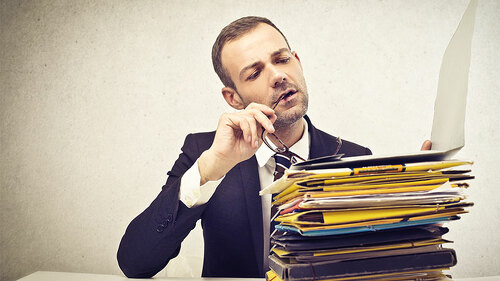 Anzugtraeger-Unterlagen-skpetisch-53688499-FO-olly