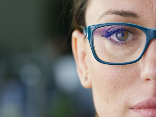 Frau-Brille-145557244-FO-HQUALITY