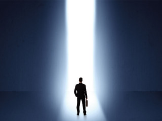 Anzugtraeger-vor-Tor-194133264-FO-ra2-studio