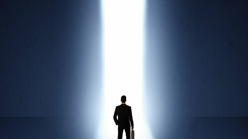 Anzugtraeger-vor-Tor-194133264-FO-ra2-studio