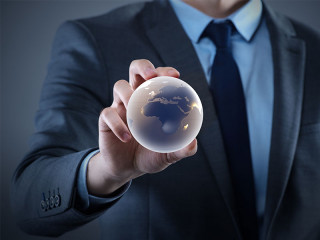 Anzugtraeger-Weltkugel-124693467-FO-Elnur