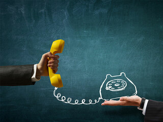 Anzugtraeger-Telefon-162150656-FO-Sergey-Nivens