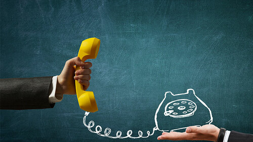 Anzugtraeger-Telefon-162150656-FO-Sergey-Nivens