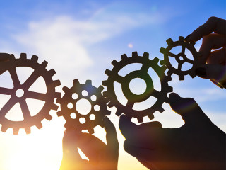 Haende-Zahnraeder-194380714-FO-gerasimov174