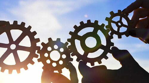 Haende-Zahnraeder-194380714-FO-gerasimov174