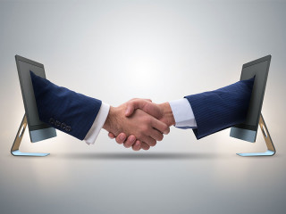 Handshake-durch-Bildschirme-162955556-FO-Elnur