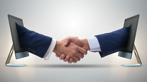 Handshake-durch-Bildschirme-162955556-FO-Elnur