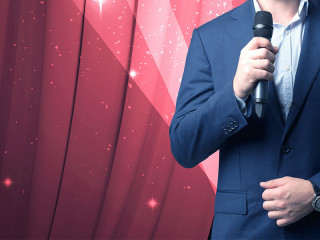 Vorhang-Anzugtraeger-Mikrofon-156832479-FO-ra2-studio