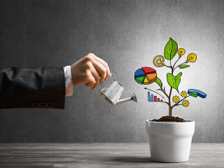 Anzugtraeger-gießt-Grafik-Baeumchen-134777529-FO-adam121