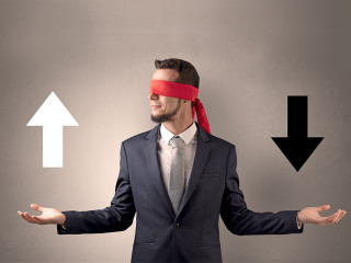 Anzugtraeger-Augenbinde-Pfeile-positiv-und-negativ-199124945-FO-ra2-studio