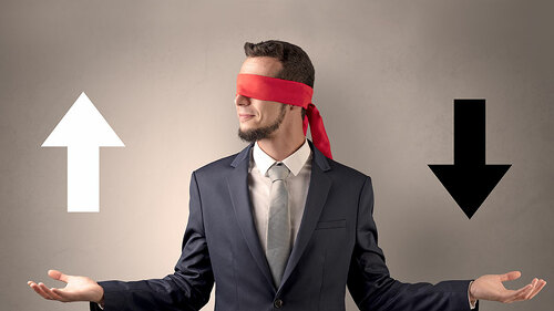 Anzugtraeger-Augenbinde-Pfeile-positiv-und-negativ-199124945-FO-ra2-studio