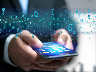 Haende-Smartphone-196024635-FO-Production-Perig