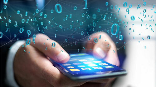 Haende-Smartphone-196024635-FO-Production-Perig