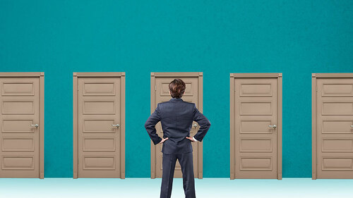 Anzugtraeger-vor-fuenf-Tueren-124598639-FO-BillionPhotos-com