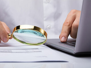 Laptop-Papier-Lupe-187851530-FO-Andrey-Popov