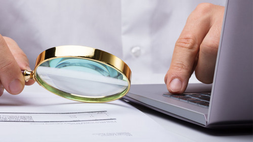 Laptop-Papier-Lupe-187851530-FO-Andrey-Popov