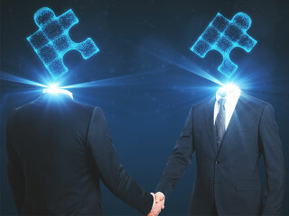 Anzugtraeger-Puzzleteil-Koepfe-Handshake-196911553-FO-peshkov