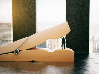 Anzugtraeger-in-Waescheklammer-127744511-FO-peshkov