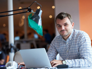 Mann-Laptop-2326419-PB-Alyibel