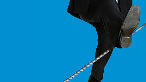 Anzugtraeger-steigt-ueber-Seil-74561241-108772995-FO-kunertus-Gresei