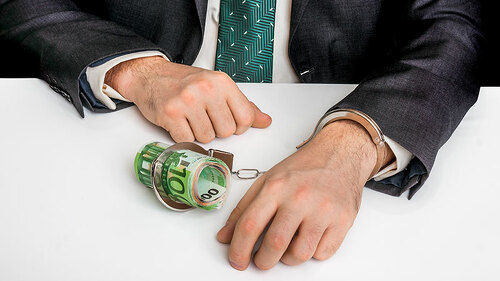 Anzugtraeger-Handschellen-Geldscheine-132663090-FO-andriano-cz