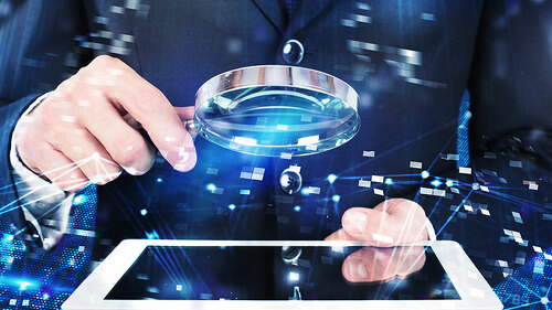 Anzugtraeger-Lupe-Tablet-188395643-FO-alphaspirit