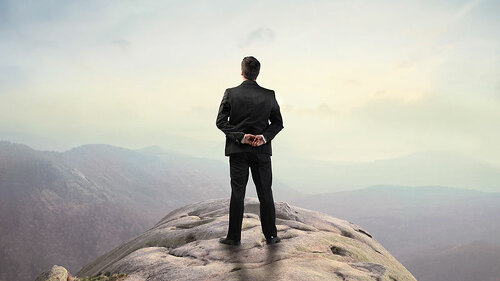 Anzugtraeger-Berggipfel-33509412-FO-olly