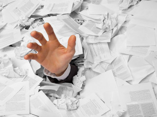 Hand-in-Papier-Haufen-35103317-FO-Nomad-Soul