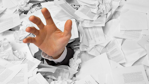 Hand-in-Papier-Haufen-35103317-FO-Nomad-Soul