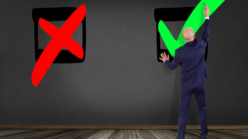 Anzugtraeger-Checkmarks-175846603-FO-Production-Perig