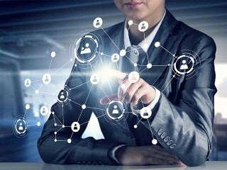 Anzugtraegerin-Netzwerk-Koepfe-159544079-FO-Sergey-Nivens