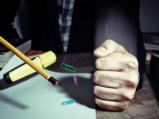 Faust-haut-auf-Tisch-144712325-FO-svetazi