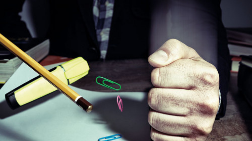 Faust-haut-auf-Tisch-144712325-FO-svetazi