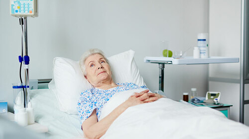 Seniorin-Krankenbett-120084563-FO-pressmaster