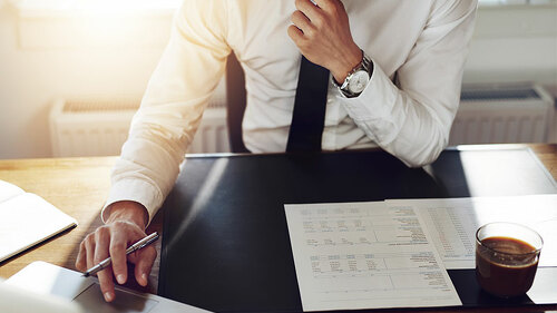 Anzugtraeger-Laptop-94870618-FO-Flamingo-Images